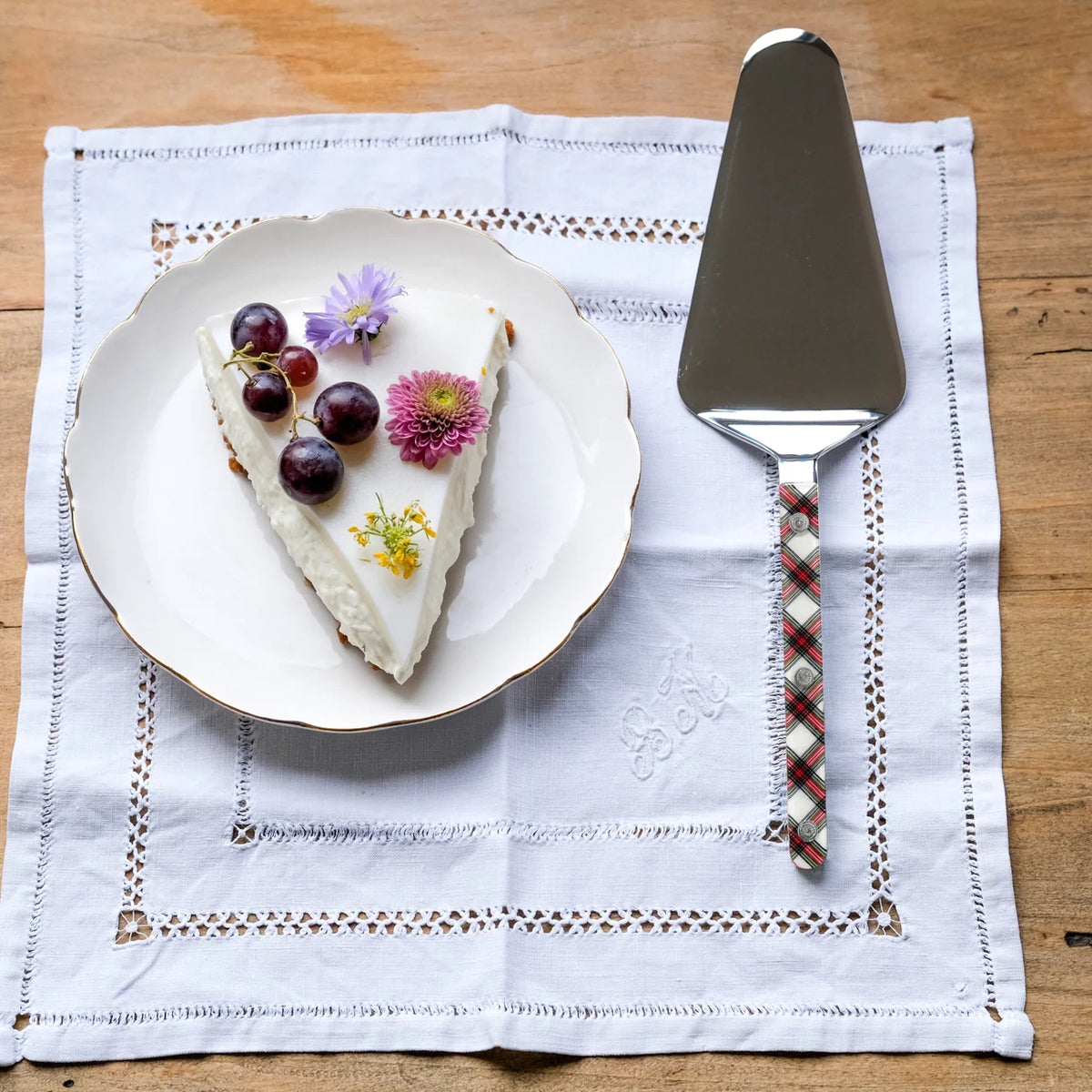 Bistrot Tart Slicer | White Tartan - Sabre - Bluecashew Kitchen Homestead